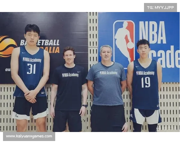杨瀚森联合试训数据亮眼 大手尺寸优势凸显展现潜力 杨瀚森联合试训数据亮眼 大手尺寸优势凸显展现潜力